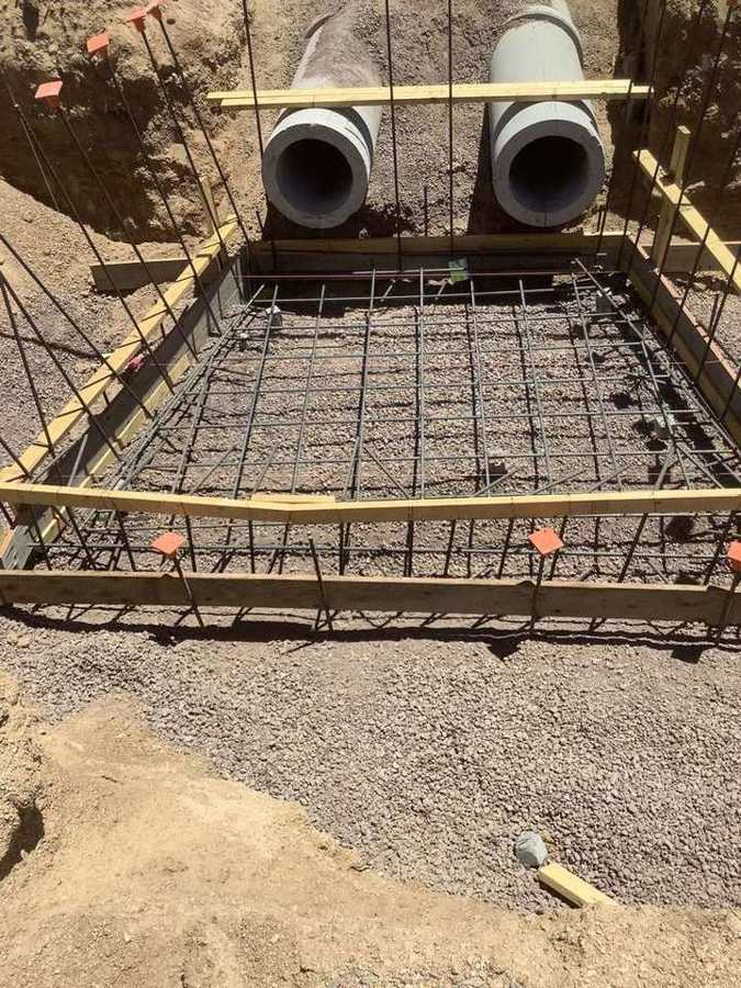 Junction structure base rebar at twin pipes