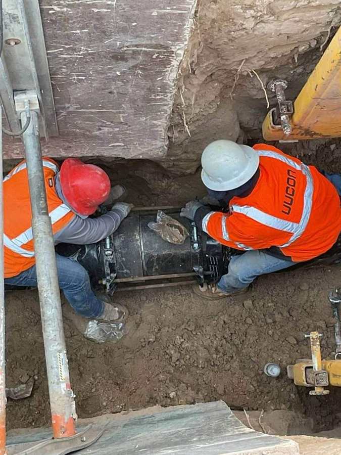 Water main connection in a shored trench